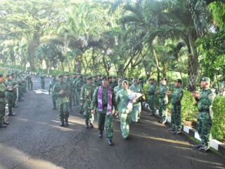 Kasbrig Baru Brigif 9 Kostrad Disambut dengan Tradisi Militer Penuh Kehormatan