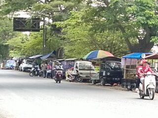 Warga Soroti PKL di Bahu Jalan Provinsi Kencong, Arus Lalu Lintas Dinilai Terganggu